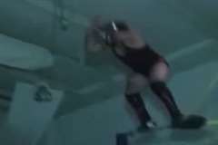 トップロープから場外に向けて空中殺法を見せた覆面レスラーが顔面強打！