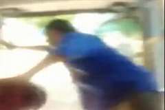 突然開いたバスの昇降口から転落する男性