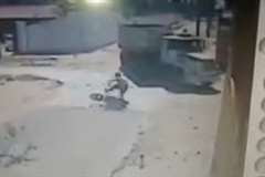 バイクから投げ出された運転手が大型トラックの後輪に轢かれる