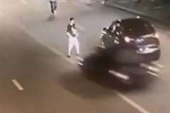 道路に立っていた男性が車に激しく撥ね飛ばされる