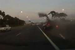 中央分離帯に激突したオープンカーからドライバーが放り出される