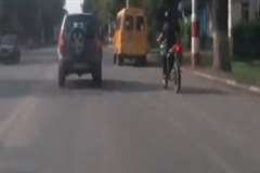 バスの後方から追突気味に接触し転倒したバイク・・・ライダーは対向車に撥ねられる