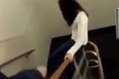 階段の手すりに腰を掛け滑り降りて遊んでいる少女が・・・