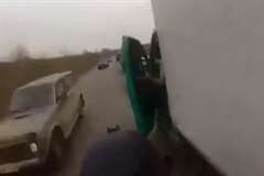 突然開いたトラックのドアに激突するバイク