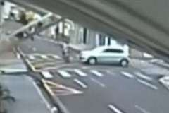 交差点で車とバイクが出会いがしらに衝突しライダー即死！