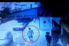 建物の軒が突然崩壊し真下を歩いていた男性が押し潰され死亡