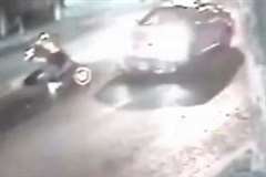 センターライン付近で転倒したスクーターが対向車に撥ね飛ばされる