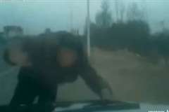 道路に立っていた男性が車に撥ねられる