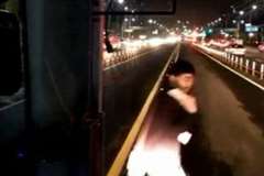 携帯電話で話をしながら道路を横断している若者がクラクションにまったく気付かない・・・