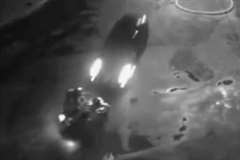 猛スピードの車が2人乗りのバイクを撥ね飛ばし2人共即死