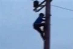 電柱を登っていた少年が電線に触れた瞬間！