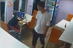 店主が居眠りしている隙をつきレジから札だけを奪って逃走する強盗