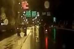 スクーターが分離帯に乗り上げ前方宙返り！