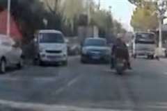 道路脇の駐車車両が急に動き出しそれを避けた車がスクーターと衝突