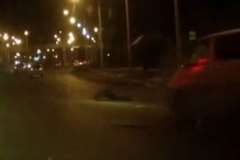 道路を走って横断しようとした人が車に撥ね飛ばされ死亡