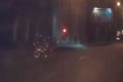 バイクが歩道の縁石に乗り上げてジャンプしクラッシュする