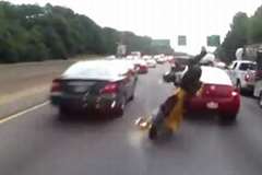 渋滞をすり抜けしていたバイクが突然車線を変更した車に追突する