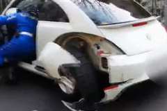 警察の制止を振り切り逃走を図ろうとする往生際が悪い女性ドライバー