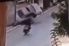 中央分離帯を乗り越え対向車線に飛び出した暴走車にバイクが激突！