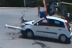 車とバイクが衝突し衝突と同時にヘルメットが脱げてしまうライダー