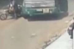 道路上で停車したバイクがタンクローリーに轢かれライダー死亡