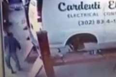 自動車整備士が2台の車の間に押し潰される