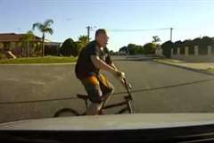 住宅街の三叉路で飛び出してきた自転車を車が撥ねる