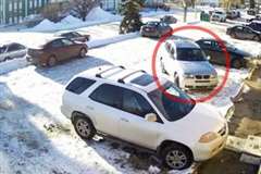 駐車場からなかなか出ることが出来ない女性ドライバー