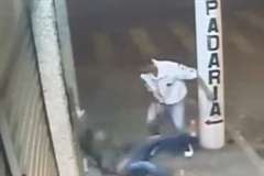 女性を蹴り倒して所持品を強奪する男