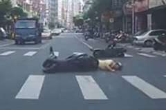 後ろを気にしないスクーターの男性が後方から来たスクーターと衝突