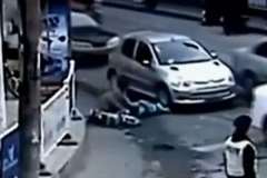 母子で2人乗りをしている自転車から子供が転落し車に頭を轢かれる