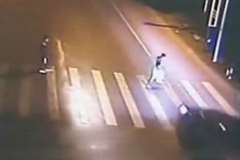 横断歩道を走って横断しようとした男性が車に撥ね飛ばされる