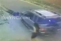 道路端を歩いていた女性が後方から車に撥ね飛ばされる