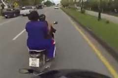 軽快に走行していたバイクが2人乗りのスクーターに追突！