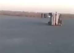 車の窓から身を乗り出して遊んでいたら車が横転！