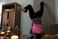 セクシーダンスを披露するお姉さんを襲った思わぬアクシデント