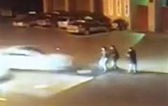 暴走車が男性3人を撥ね飛ばし内1人が死亡