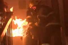 炎を吹き上げているガスボンベを命がけで運ぶ消防士達