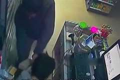 レンガで店員の頭を殴りつけレジの金を奪う強盗