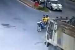 右直事故・・・2人乗りのバイクとダンプカーが衝突！