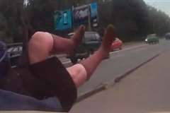 急ハンドルで衝突事故は回避したものの歩道で老婆を撥ねる