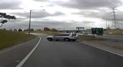 高速道路の出口で無理やり割り込んできた車に追突！
