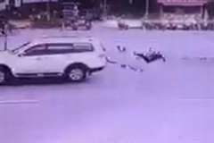 バイクと車の衝突事故で道路端に立っていた女性が犠牲に・・・