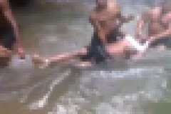 川で溺死した男性を運ぶ男達