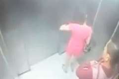 エレベーターの降り際に後ろからバッグを強奪する強盗