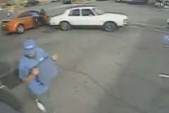 洗車場で作業員2人を負傷させた車が逃走！