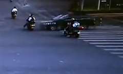 信号無視のスクーターが交差点内で車に撥ね飛ばされる