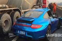 ポルシェが猛スピードでミキサー車に追突しドライバー死亡