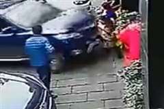 暴走車から身を挺して子供を死守する母親