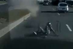 バイクが事故を起こしライダーが対向車線へと投げ出され車に轢かれる